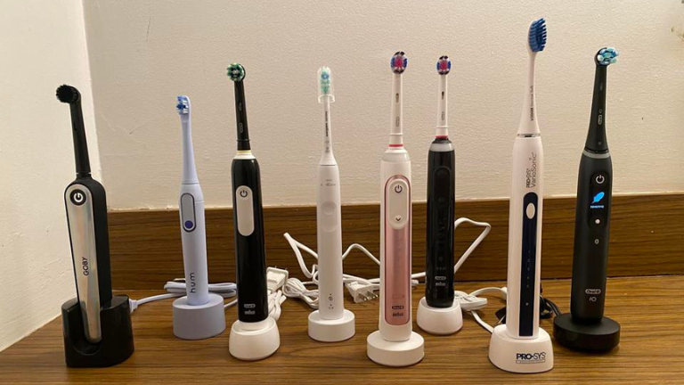 Vi testet 24 elektriske tannbørster i tre uker for å finne den mest effektive i 2026